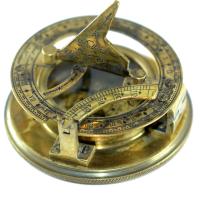 Kompass mit Sonnenuhr